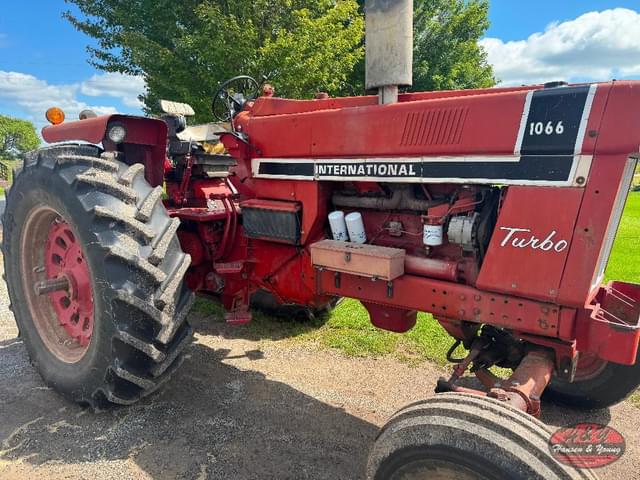 Image of International Harvester 1066 equipment image 1