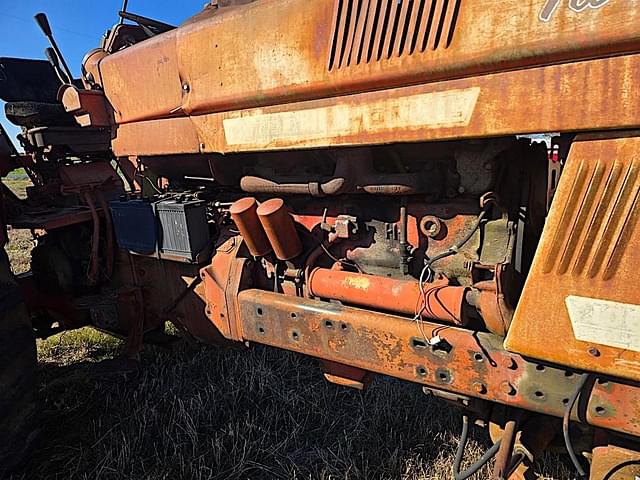 Image of International Harvester 1066 equipment image 3