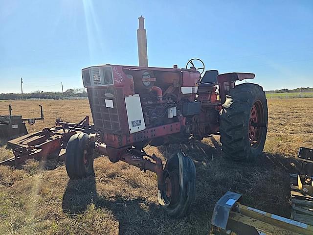 Image of International Harvester 1066 equipment image 1