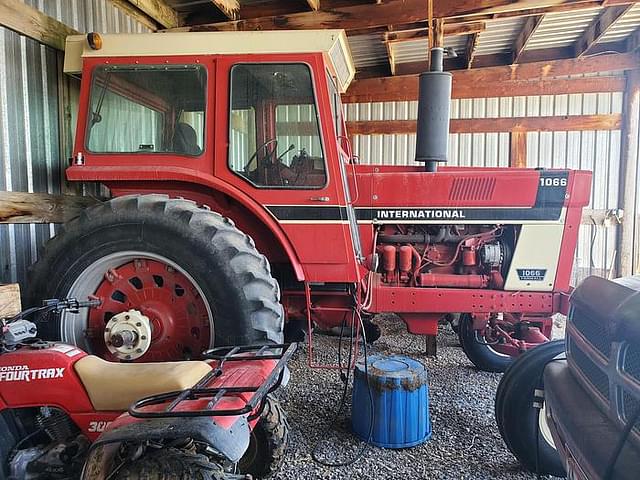 Image of International Harvester 1066 equipment image 2