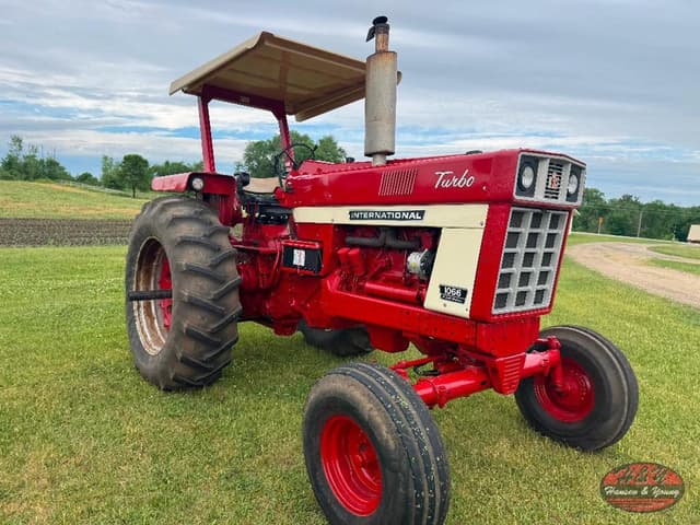 Image of International Harvester 1066 equipment image 2