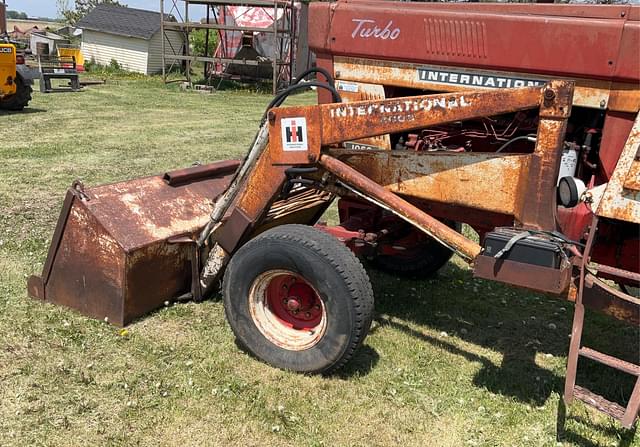 Image of International Harvester 1066 equipment image 4