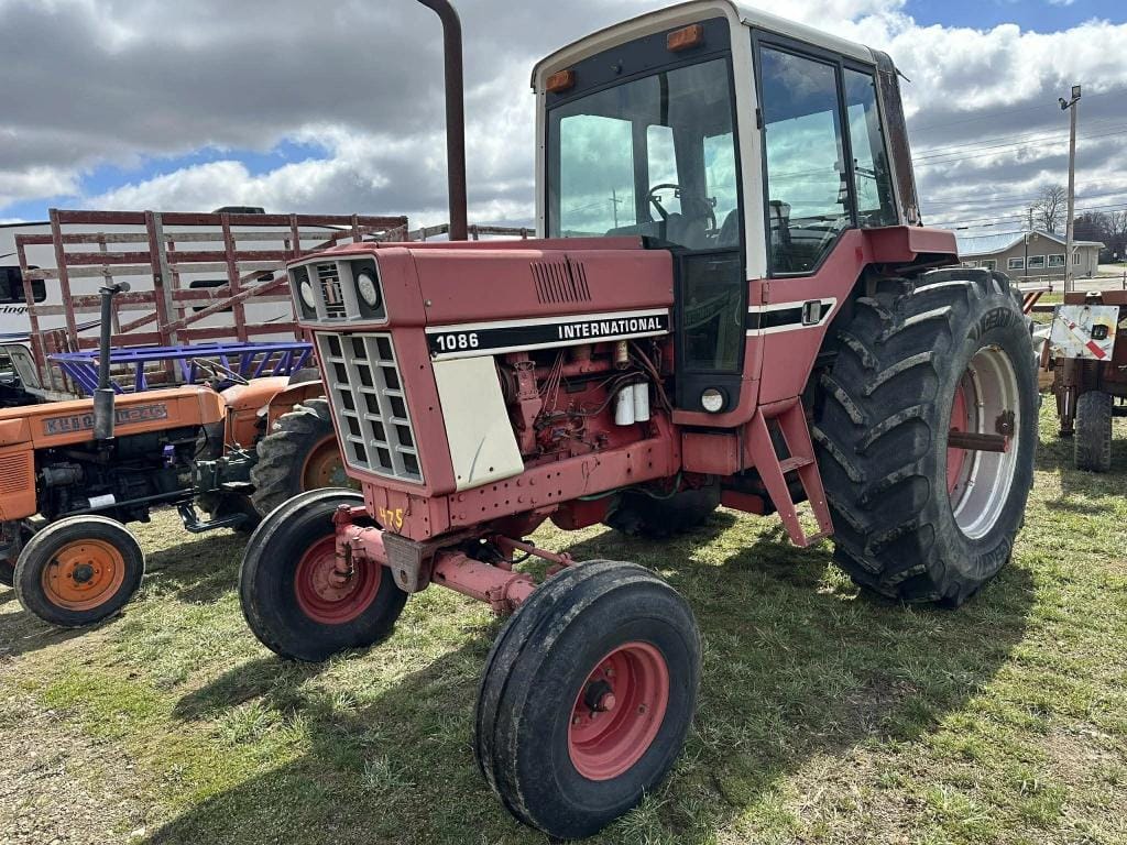 International Harvester 1086 Equipment Image0