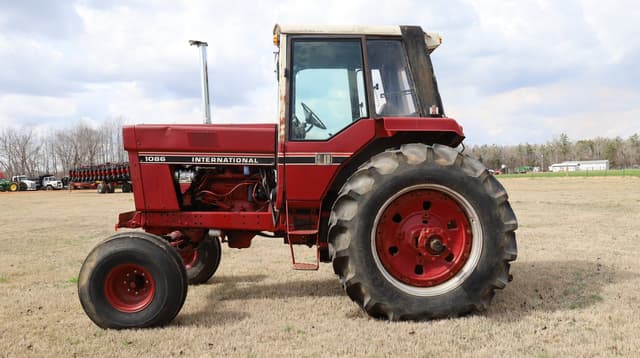 Image of International Harvester 1086 equipment image 2
