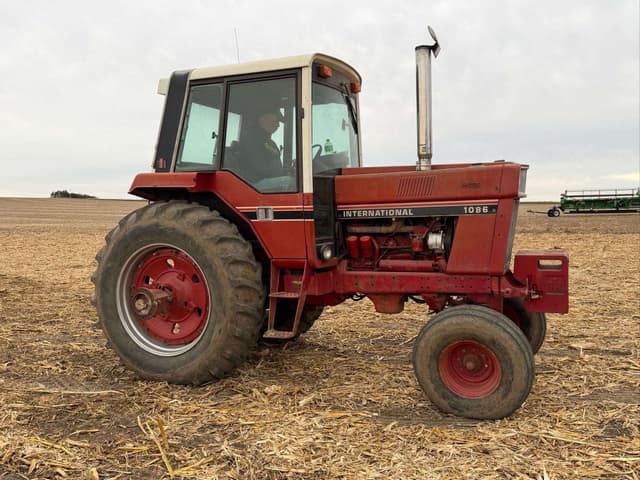 Image of International Harvester 1086 equipment image 2