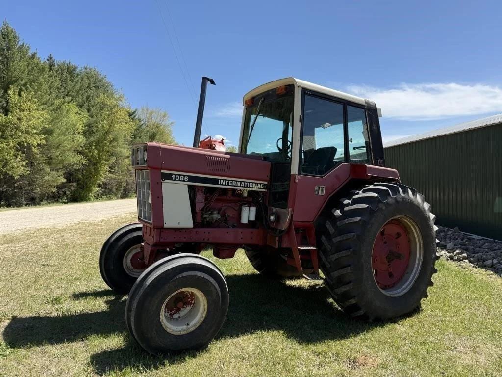 International Harvester 1086 Equipment Image0