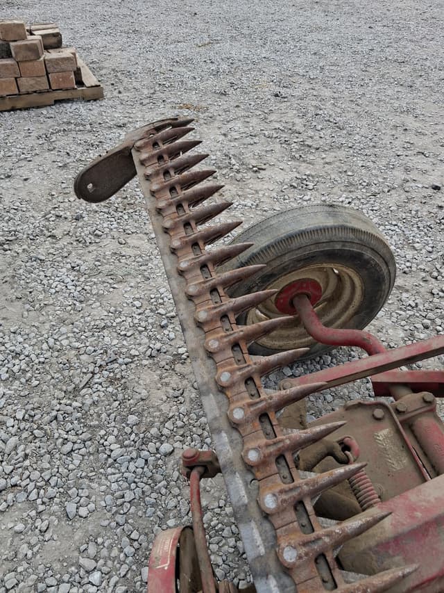 Image of International Harvester 1100 equipment image 4