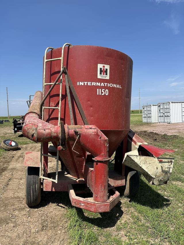 Image of International Harvester 1150 equipment image 2