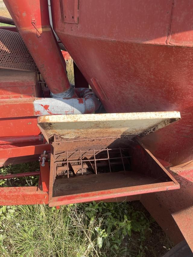 Image of International Harvester 1150 equipment image 4