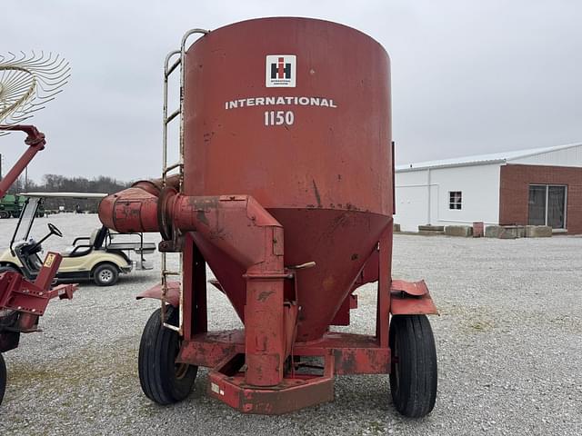 Image of International Harvester 1150 equipment image 4