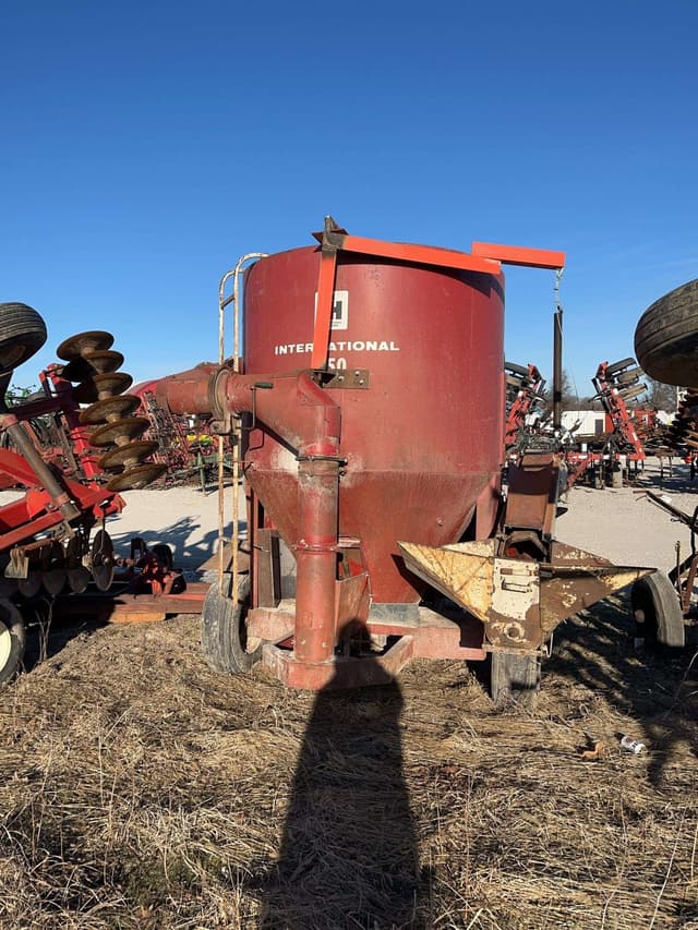 Image of International Harvester 1150 equipment image 4