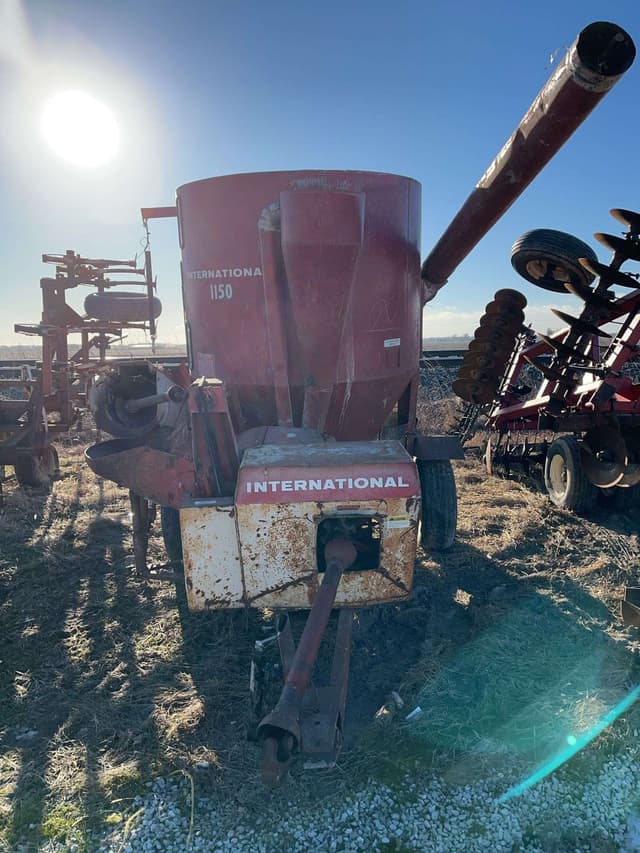 Image of International Harvester 1150 equipment image 1
