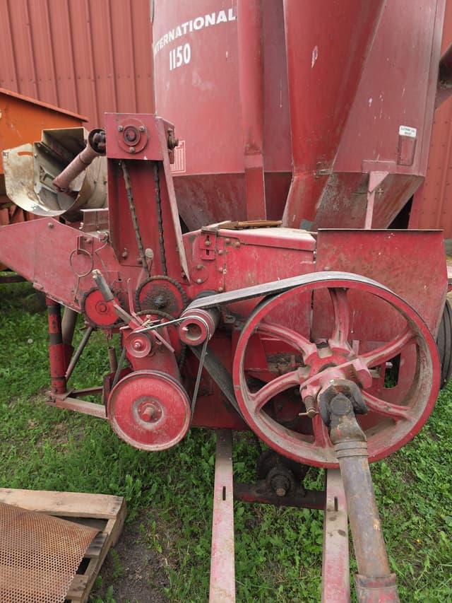 Image of International Harvester 1150 equipment image 4
