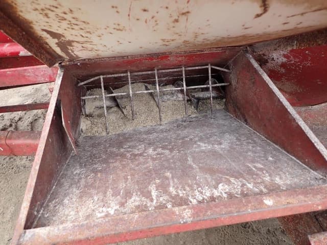 Image of International Harvester 1150 equipment image 3