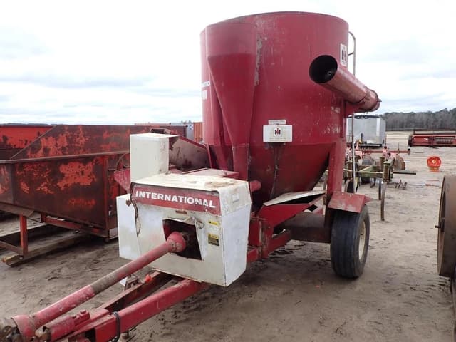 Image of International Harvester 1150 equipment image 2