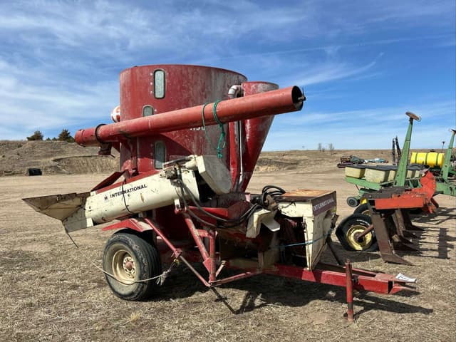 Image of International Harvester 1150 equipment image 1