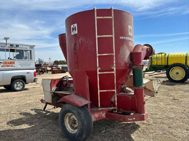 Image of International Harvester 1150 equipment image 4
