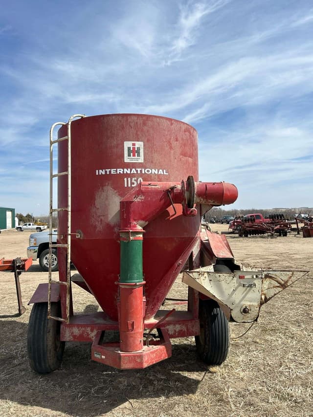 Image of International Harvester 1150 equipment image 3