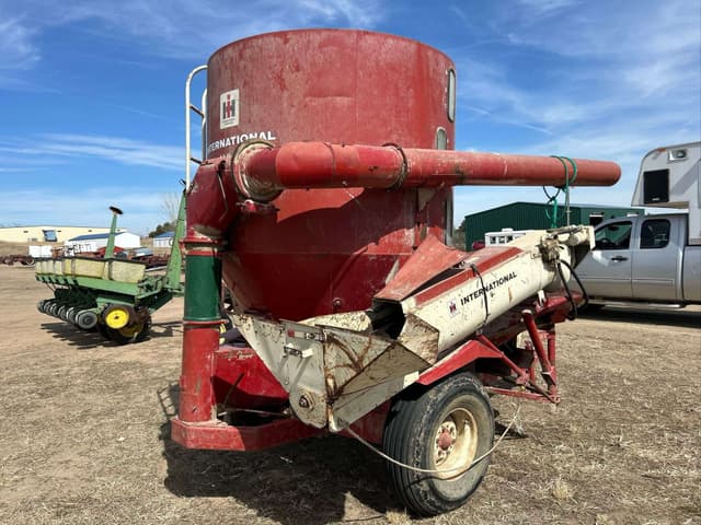 Image of International Harvester 1150 equipment image 2