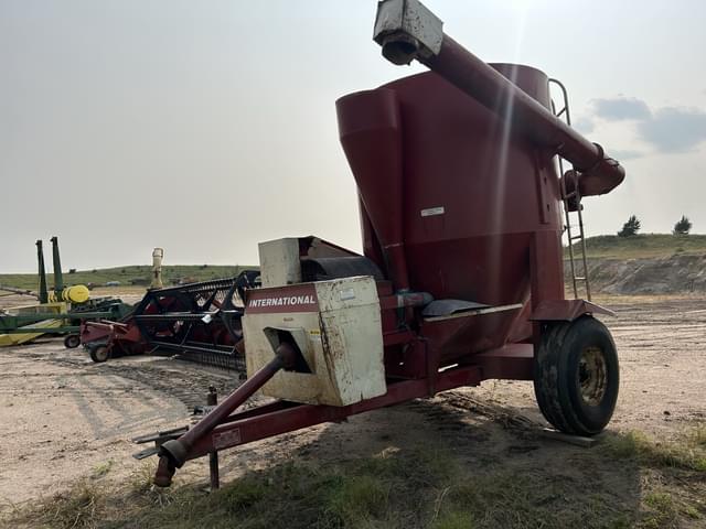 Image of International Harvester 1150 equipment image 3
