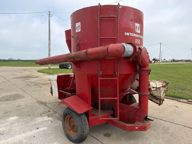 Image of International Harvester 1150 equipment image 2
