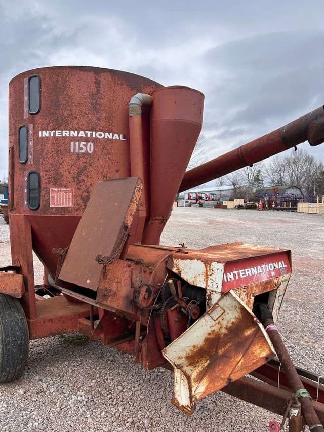 Image of International Harvester 1150 equipment image 3