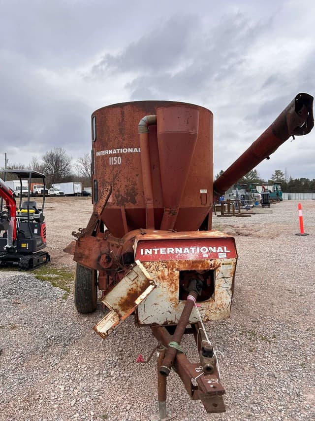 Image of International Harvester 1150 equipment image 1