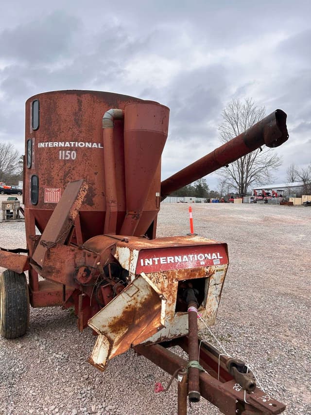 Image of International Harvester 1150 equipment image 2