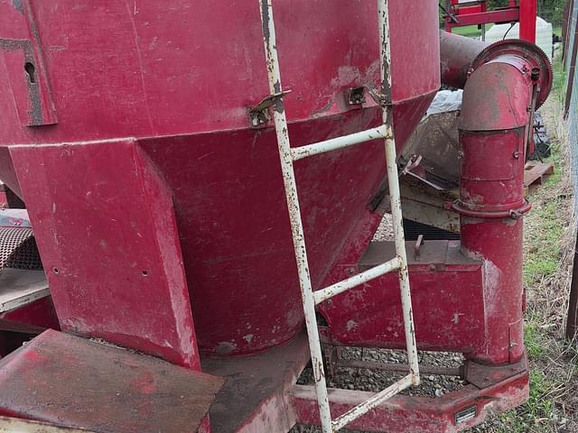 Image of International Harvester 1150 equipment image 2
