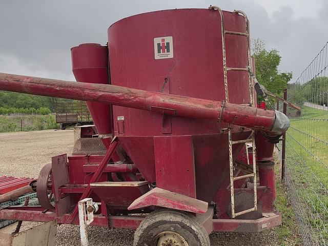 Image of International Harvester 1150 equipment image 2