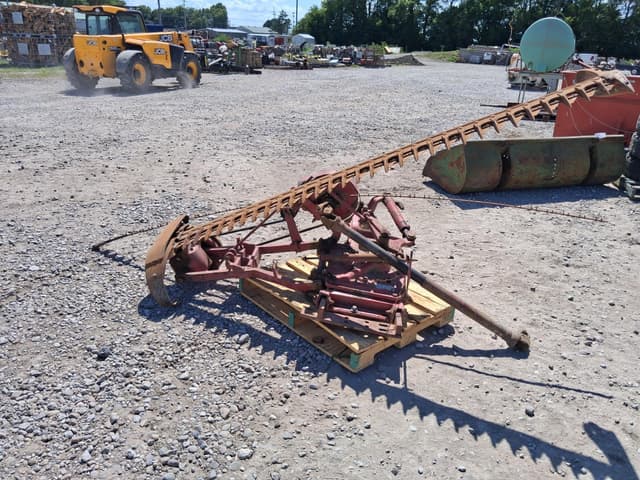 Image of International Harvester 120 equipment image 4