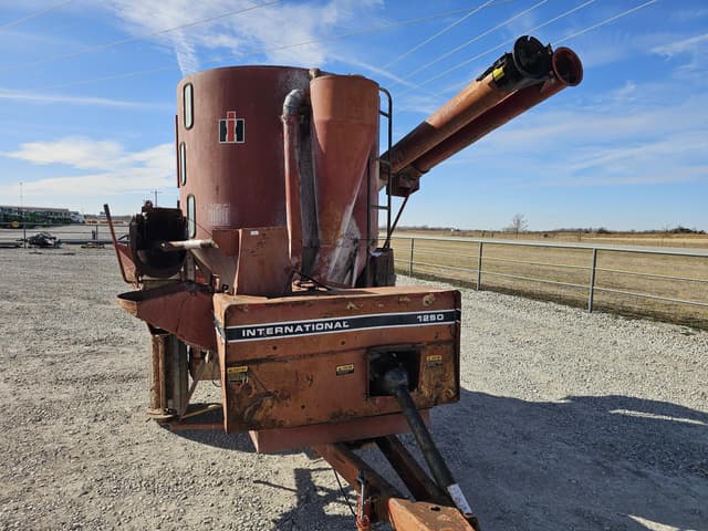 Image of International Harvester 1250 equipment image 3