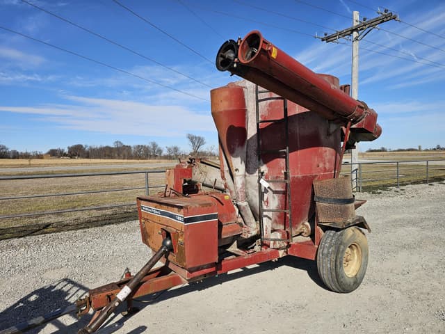 Image of International Harvester 1250 equipment image 1