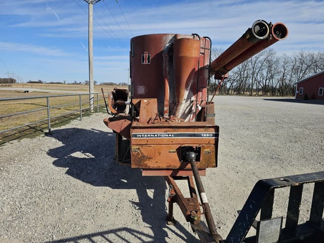 Image of International Harvester 1250 equipment image 2