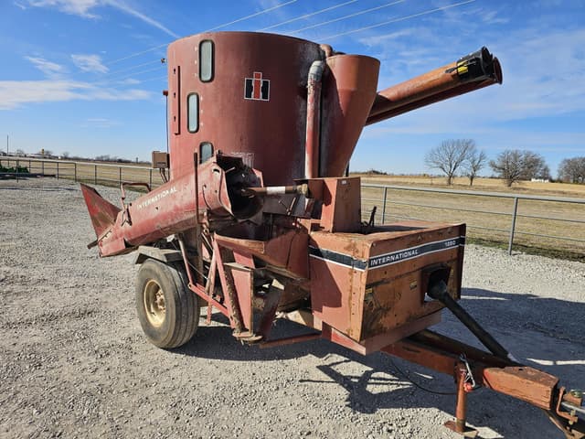 Image of International Harvester 1250 equipment image 4