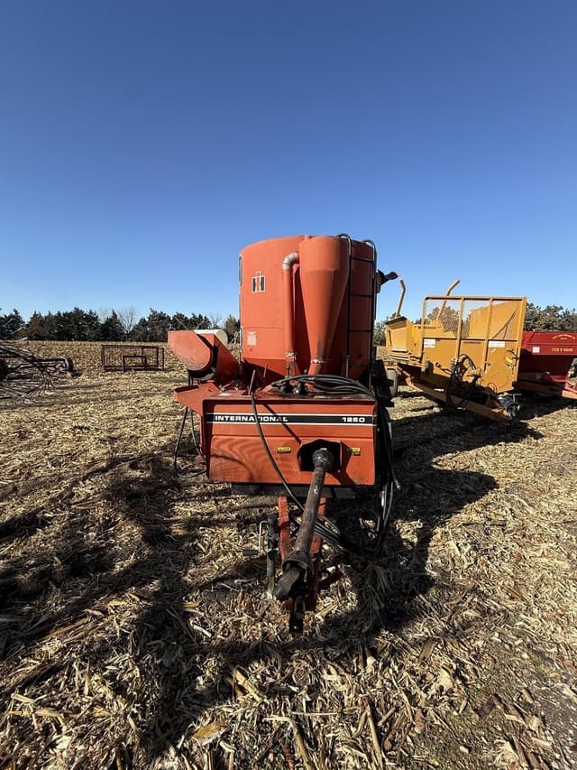 Image of International Harvester 1250 equipment image 1