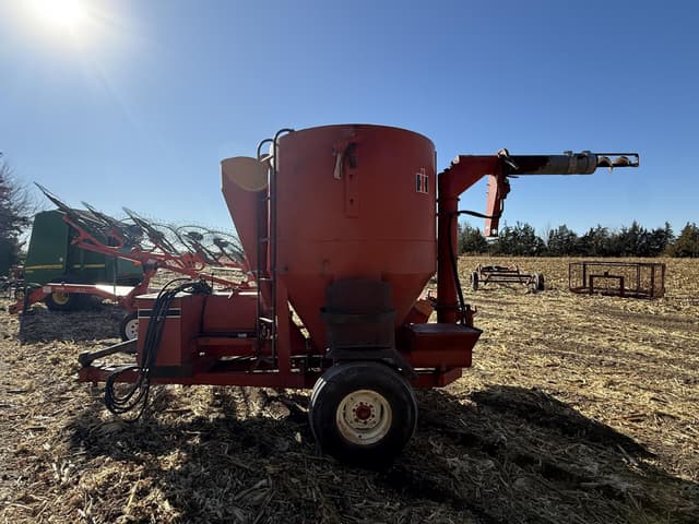 Image of International Harvester 1250 equipment image 4