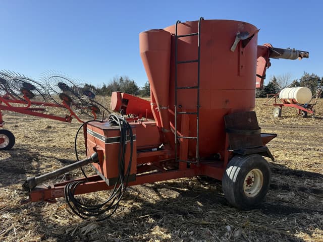 Image of International Harvester 1250 equipment image 3