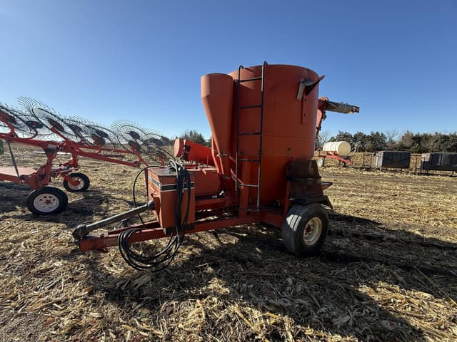Image of International Harvester 1250 equipment image 2