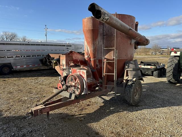 Image of International Harvester 1250 equipment image 2