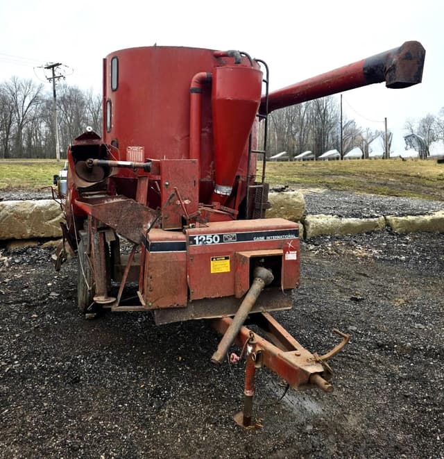 Image of International Harvester 1250 equipment image 2