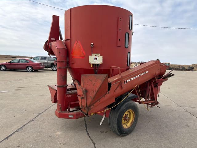 Image of International Harvester 1250 equipment image 1