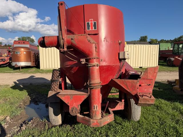 Image of International Harvester 1250 equipment image 2