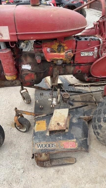 Image of International Harvester 130 equipment image 4