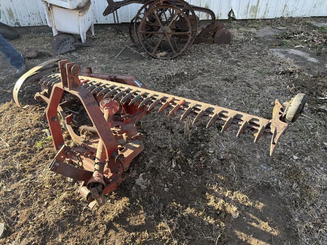 Image of International Harvester 1300 equipment image 2