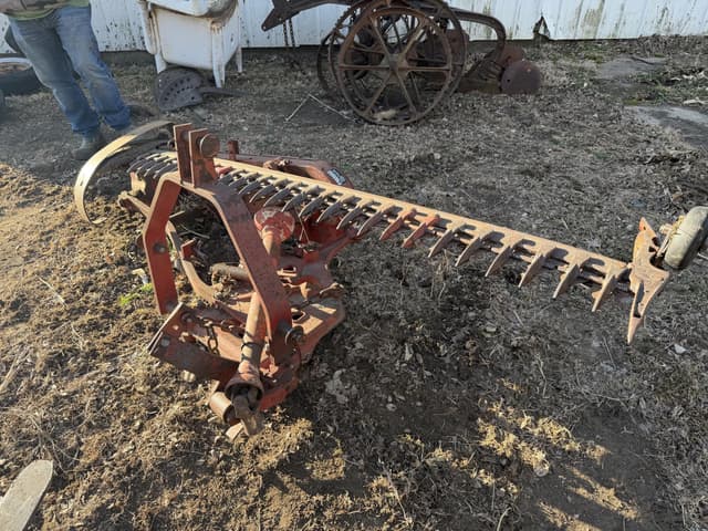 Image of International Harvester 1300 equipment image 1