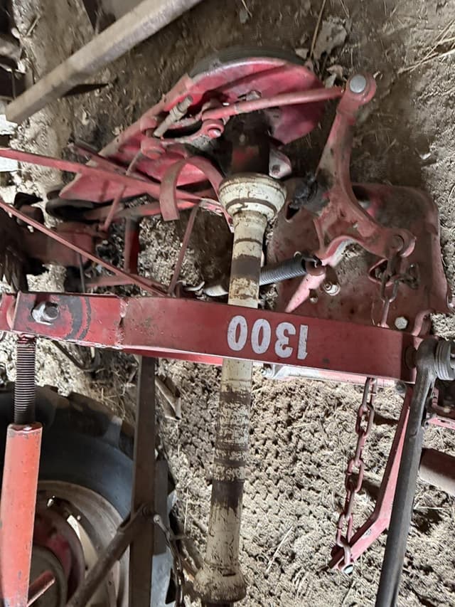 Image of International Harvester 1300 equipment image 4