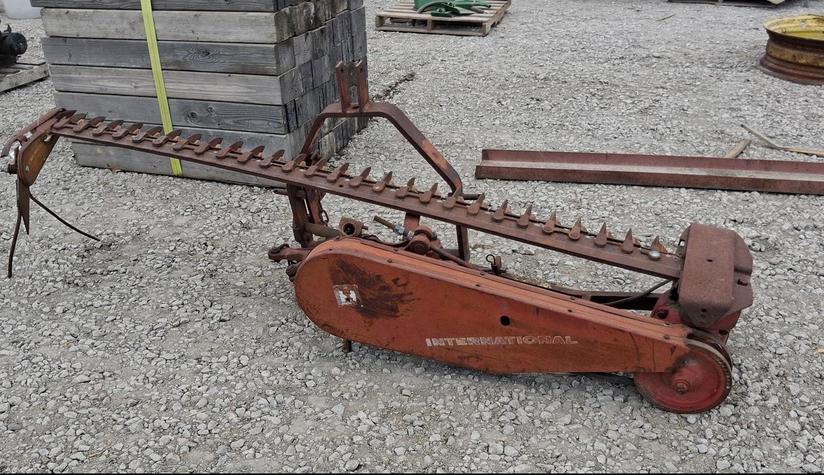 International Harvester 1300 Equipment Image0
