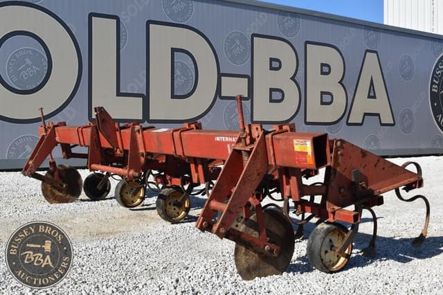 Image of International Harvester 133 equipment image 1