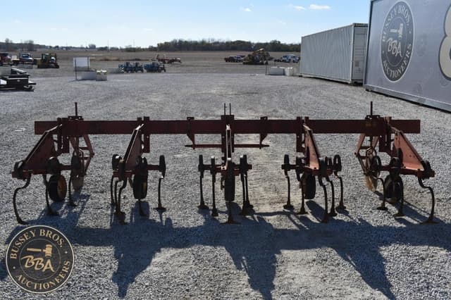 Image of International Harvester 133 equipment image 4